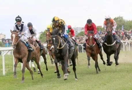 Bet365 Gold Cup: Sandown Race Offers