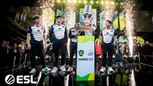 Игроки из TNC.Predator стоят на сцене ESL One Hamburg после победы в серии Grand Final.