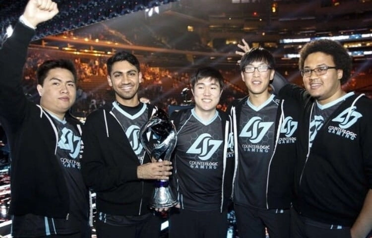 Xmithie, ZionSpartan, Pobelter, Doublelift и Aphromoo вместе держат трофей и улыбаются