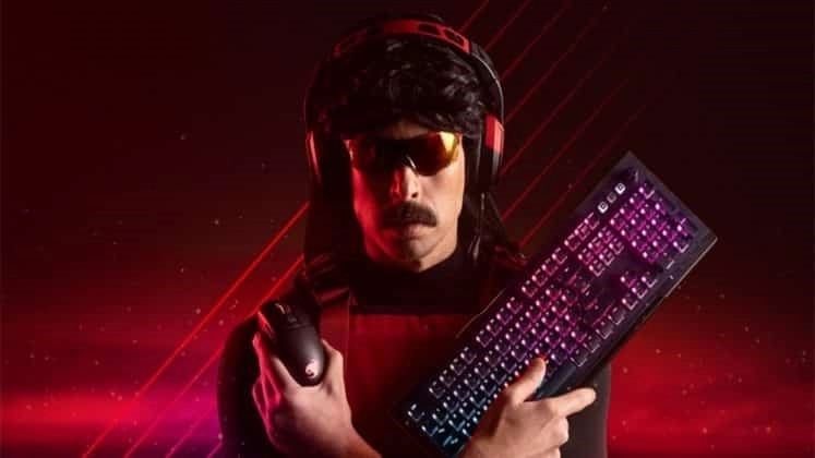 Стример Twitch Dr Disrespect серьезно держит мышь и клавиатуру