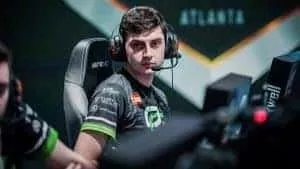 Игрок в CS:GO Mixwell серьезно смотрит в камеру