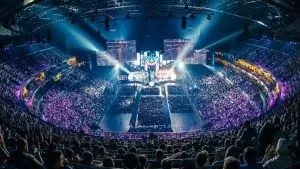 An indoor stadium packed with people and bright lights shining around, the CS:GO ESL One Cologne tournament