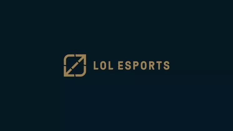 Слова LoL Esports выделены золотым цветом, рядом с ними находится логотип LoL Esports на синем фоне.