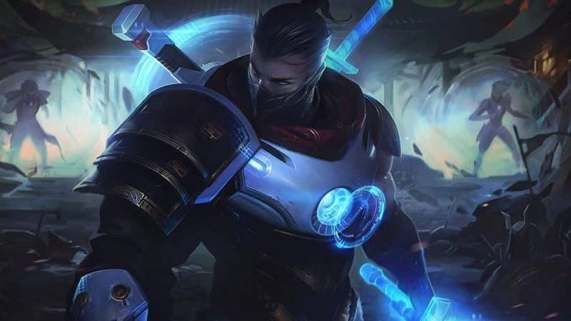 Чемпион League of Legends Pulsefire Shen стоит с синим клинком в темной пещере с фигурами на заднем плане.