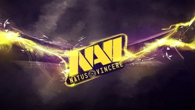 Логотип команды Natus Vincere с проходящей через него вспышкой света