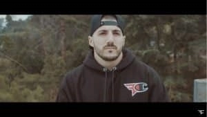 Стример Twitch Ник «NICKMERCS» Колчефф возле леса в толстовке с капюшоном FaZe Clan