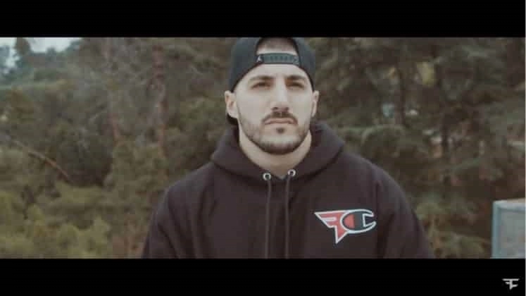 Стример Twitch Ник «NICKMERCS» Колчефф возле леса в толстовке с капюшоном FaZe Clan