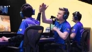 Игроки Boston Uprising празднуют победу с пятерками на этапе Overwatch League