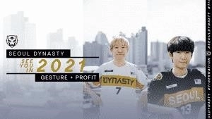 Junyong «Profit» Park и Jaehui «Gesture» Hong стоят рядом друг с другом, за ними виднеется городской пейзаж, а слева надпись «Seould Dynasty - See you in 2021 Gesture + Profit».