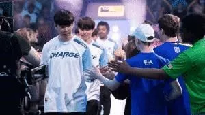 Команда GuangZhou Charge Overwatch League идет по проходу и приветствует болельщиков на арене Overwatch League