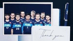 Бывший состав Dallas Fuel стоит в футболках своей команды, под фотографией появляется написанная от руки карточка со словами «Спасибо».