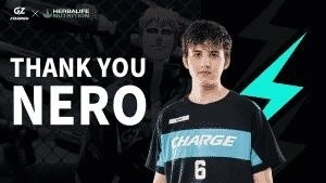 Игрок Overwatch League Чарли «nero» Зварг стоит рядом со словами «Спасибо, Неро» и синей молнией позади него.