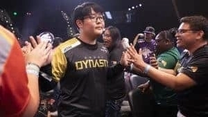 Jecse walks through the crowd toward the stage in his Seoul Dynasty jersey