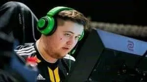 Матье 'ZywOo' Эрбо смотрит на экран, соревнуясь с Team Vitality на StarLadder.