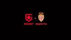 Логотипы команд Gambit Esports (стилизованная звезда внутри красной буквы G со словом Gambit внизу) и AS Monaco (полосатый красно-белый щит с короной сверху, за которым следуют слова AS Monaco FC) расположены на черном фоне.