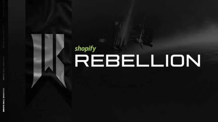 Слова «Shopify Rebellion» появляются на фоне черно-белого неба.  Стилизованная буква R появляется на развернутом флаге в левой части кадра.