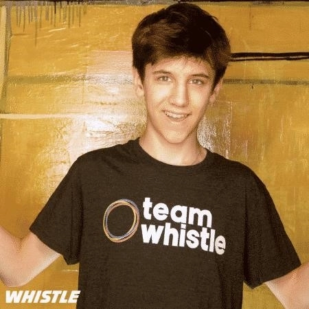 Скептик в футболке посла Team Whistle