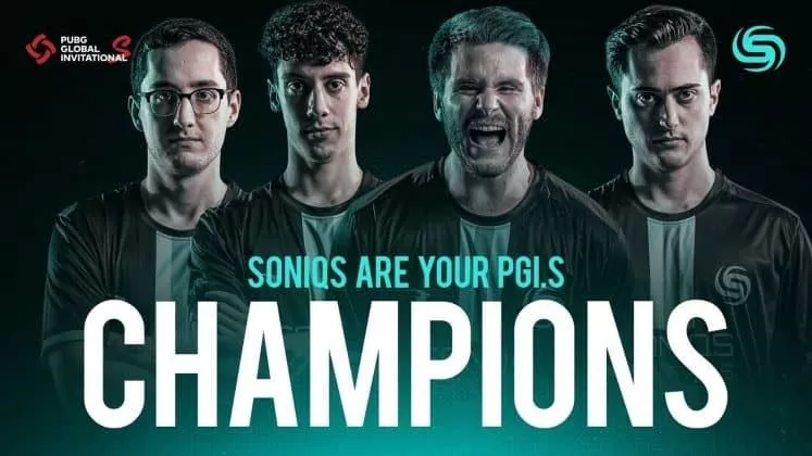 Список Soniqs PUBG Mobile стоит вместе со словами «Soniqs are you PGI.S Champions» с зеленым оттенком вокруг них.  Логотип PUBG Global Invitational находится в верхнем углу.