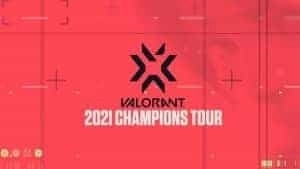 Слова «Valorant 2021 Champions Tour» появляются под логотипом Valorant, который выглядит как четыре формы бумеранга на квадрате.  Фон красный и имеет прямые линии, пересекающиеся в точках, и множество более мелких белых линий и точек.