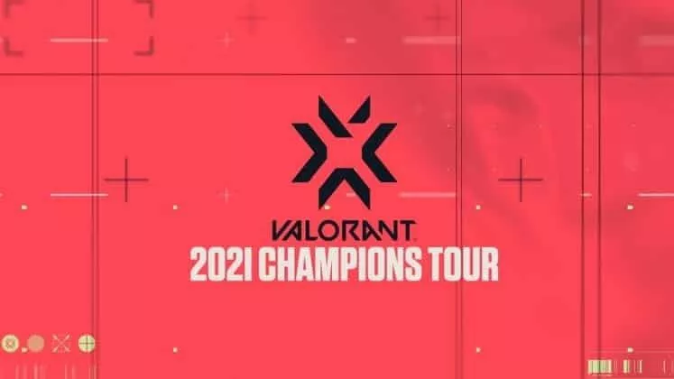 Слова «Valorant 2021 Champions Tour» появляются под логотипом Valorant, который выглядит как четыре формы бумеранга на квадрате.  Фон красный и имеет прямые линии, пересекающиеся в точках, и множество более мелких белых линий и точек.