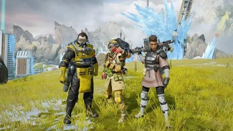 Персонажи Apex Legends Бангалор, Бладхаунд и Каустик позируют на травянистом холме.