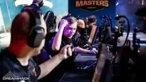 Команда по CS:GO празднует победу на этапе DreamHack Masters.