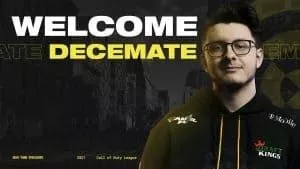 Джейкоб «Decemate» Катон стоит перед черно-белым изображением горизонта Нью-Йорка.  Рядом с ним слова «Добро пожаловать, Decemate» выделены жирным бело-желтым шрифтом.