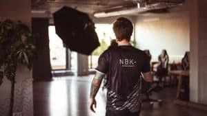 CS:GO превратился в профи Valorant Натан «NBK-» Шмитт уходит от камеры в майке с его именем в студии.