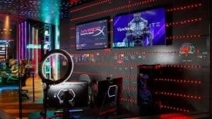 Streamer Room с современными ПК и игровой периферией, расположенный на киберспортивной арене HyperX в отеле и казино Luxor на Лас-Вегас-Стрип.