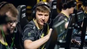 Профессиональный игрок в CS:GO команды Na'Vi Александр «s1mple» Костылев общается с товарищем по команде на этапе IEM Cologne 2021.