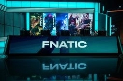 Слово «Fnatic» появляется на мониторе перед командой Fnatic LoL в студии LEC.