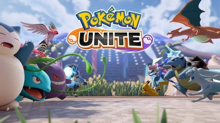 Две команды покемонов бросаются в бой на стадионе с логотипом Pokemon Unite между ними.