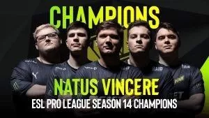 Полный состав Natus Vincere CS:GO 2021 года стоит рядом со словами «Чемпионы Natus Vincere ESL Pro League Season 14 Champions» вокруг них.