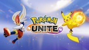 Логотип Pokemon Unite появляется на фоне голубого неба, а Pokemon Cinderace и Pikachu заряжают свои атаки с обеих сторон.