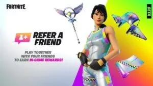 Персонаж fortnite появляется в новом косметическом костюме Rainbow Racer на серебристом и радужном фоне, слова «Пригласи друга, играй вместе с друзьями, чтобы заработать внутриигровые награды» выделены жирным черным и розовым шрифтом.