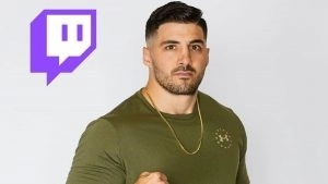 СтримерНик «NICKMERCS» Колчев стоит в уверенной позе с логотипом Twitch.TV у головы.