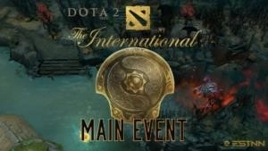 Трофей Aegis of the Immortals появляется на скриншоте карты Dota 2.  Слова «Dota 2 The International Main Event» отображаются черными и золотыми буквами над и под эгидой.