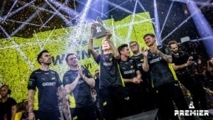 Состав NAVI держит трофей Blast Premier в честь победы в Fall Finals