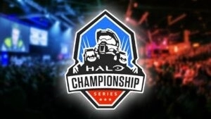 Логотип Halo Championship Series (HCS) со шлемом Мастера Чифа показан на фоне живой публики, наблюдающей за киберспортивными событиями под синим и красным светом.