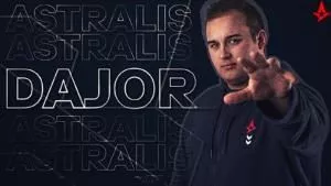 Оливер «Даджор» Риппа стоит в толстовке с капюшоном Astralis, протягивая руку к камере.  Его тэг «Даджор» стоит рядом с ним печатными буквами.