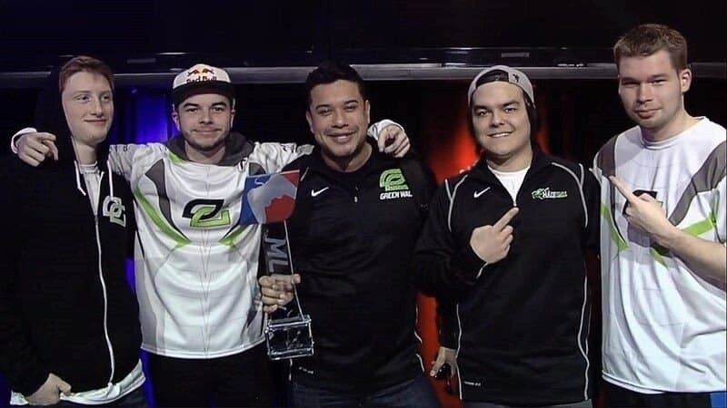 Бывший игрок OpTic Gaming Надешот позирует с товарищами по команде после победы в турнире.