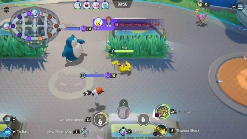 Команда, состоящая из разных покемонов и ролей, играет вместе в игре Pokemon Unite.