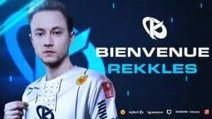 Мартин «Rekkles» Ларссон держит свою майку Karmine Corp с логотипом команды и надписью «Bienvenue Rekkles» рядом с собой.