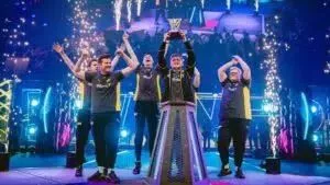 NAVI поднимают трофей на сцене PGL Major Stockholm