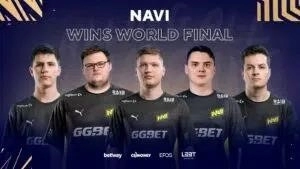 Состав Navi по CS: GO стоит в футболках своих команд, над ними печатными буквами написано «Navi Wins World Final».