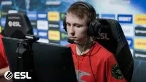 Robin “ropz” Kool behind the screen during a game with former team Mouz Esports