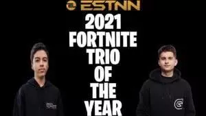 Игроки Fortnite Архрам и Хен стоят по обе стороны от слов «Fortnite Trio of the Year 2021», логотип esportsreview.ru появляется вверху изображения.