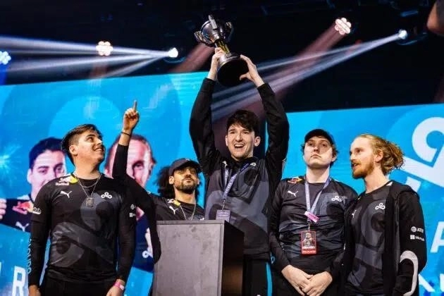 Состав Cloud9 удерживает трофей на сцене после победы в Гранд-финале HCS Raleigh.