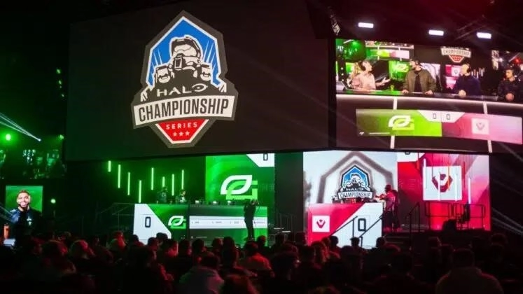 Логотип Optic Gaming появляется на сцене, когда фанаты смотрят в прямом эфире первый день HCS Raleigh.