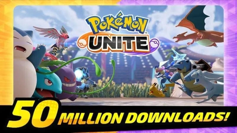 Появляется логотип Pokemon Unite, окруженный различными покемонами, включая Snorlax, Charmander, Glaceon и Bulbasaur.  Под ним жирными золотыми буквами написано «50 миллионов загрузок».